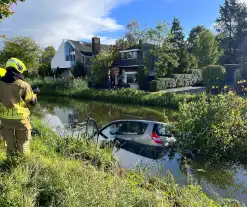 Bestuurster ramt boom en belandt in sloot