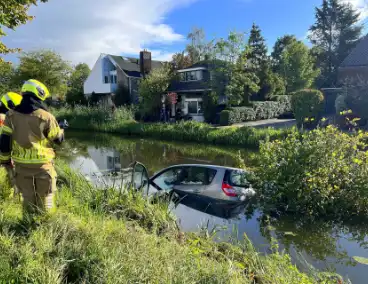 Bestuurster ramt boom en belandt in sloot