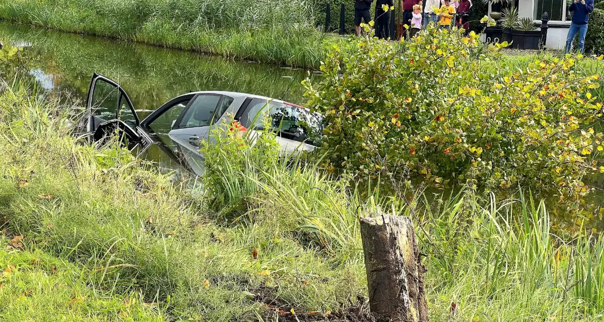 Bestuurster ramt boom en belandt in sloot - Foto 1