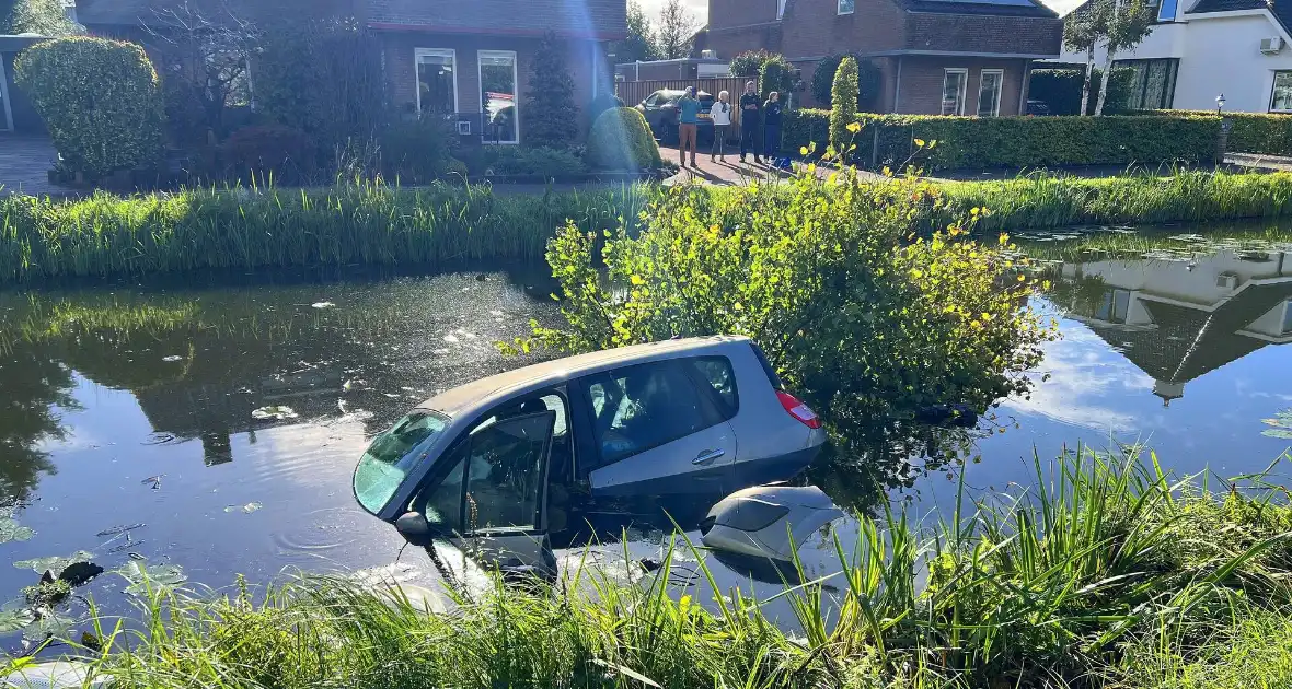 Bestuurster ramt boom en belandt in sloot - Foto 4