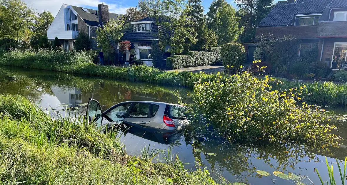 Bestuurster ramt boom en belandt in sloot - Foto 5