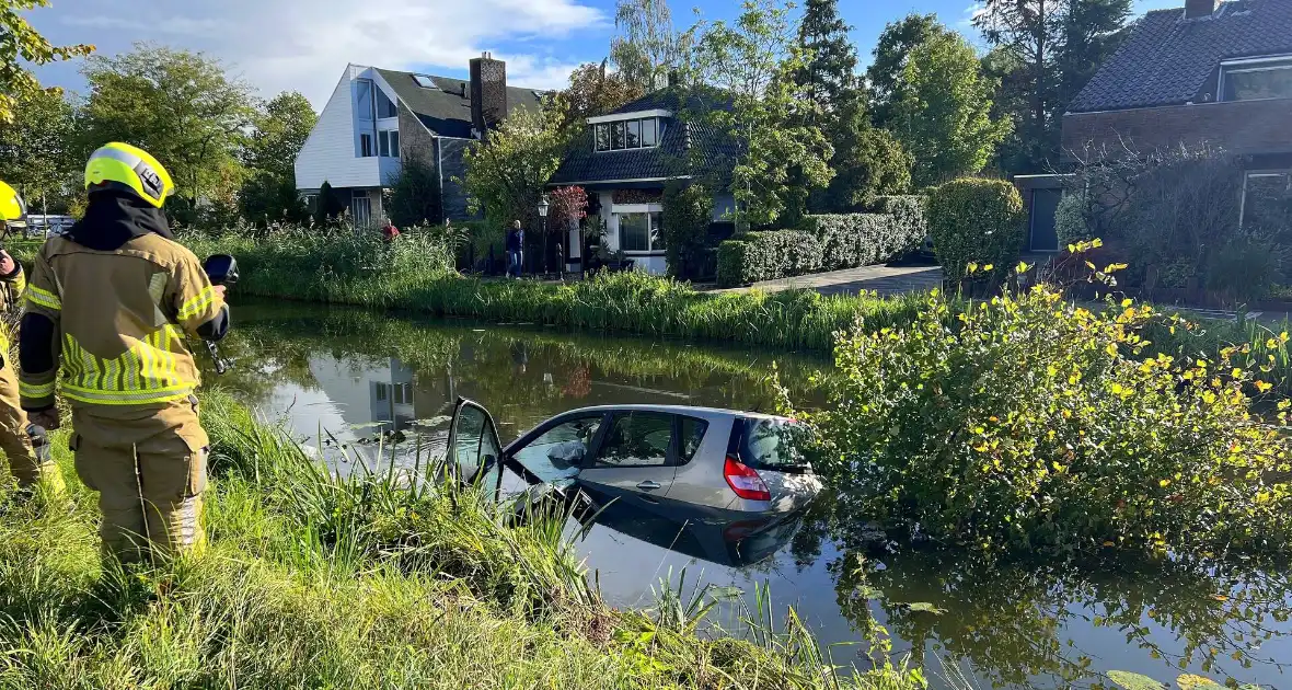 Bestuurster ramt boom en belandt in sloot - Foto 6