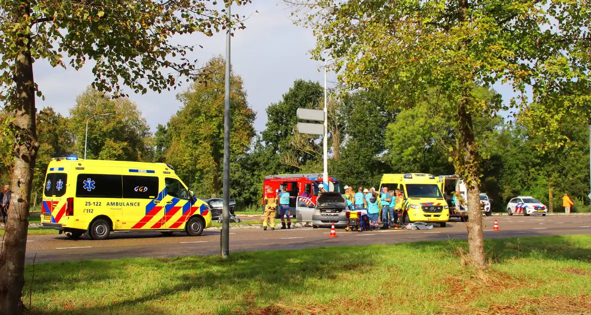 Beknelde bestuurder bevrijdt na harde botsing - Foto 1