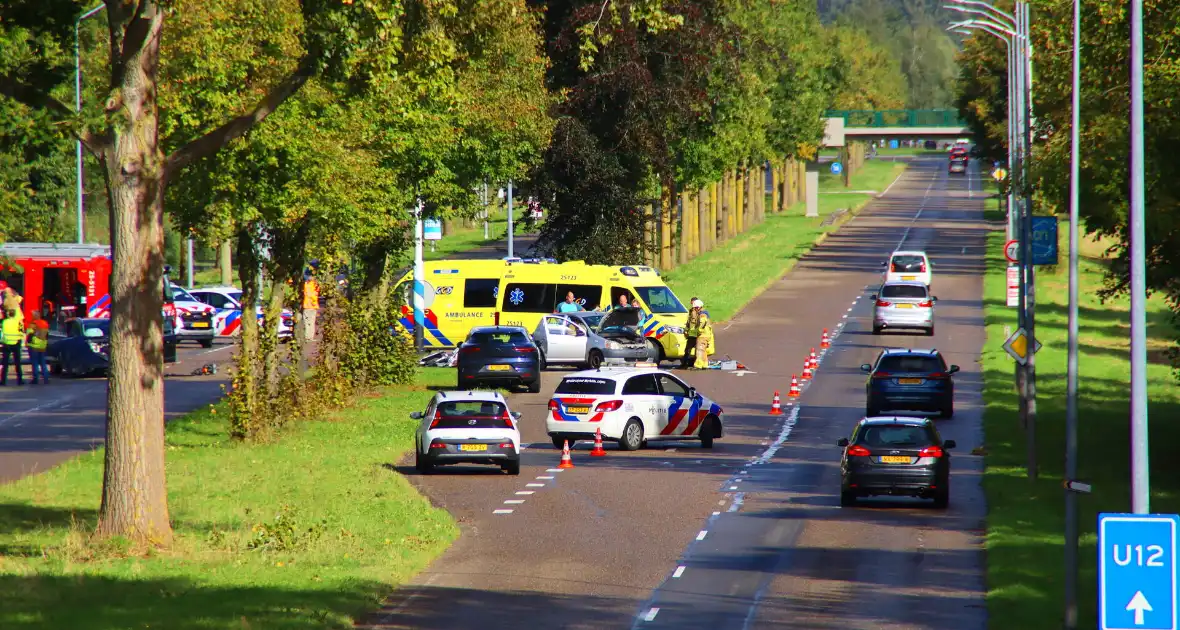 Beknelde bestuurder bevrijdt na harde botsing - Foto 2