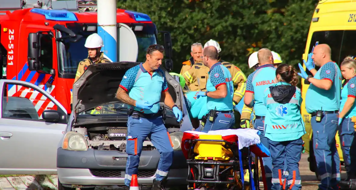 Beknelde bestuurder bevrijdt na harde botsing - Foto 4