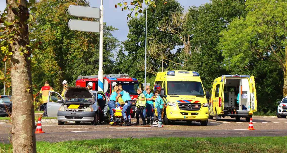 Beknelde bestuurder bevrijdt na harde botsing - Foto 5