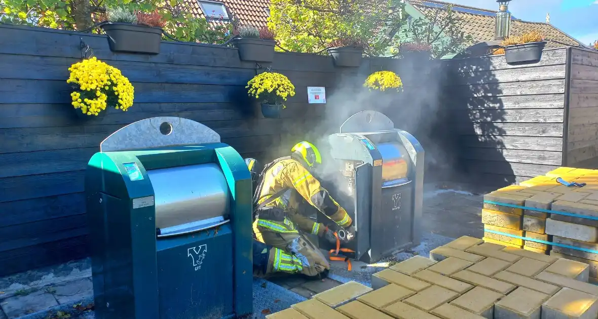 Brandweer laat ondergrondse container vollopen met water om brand te doven