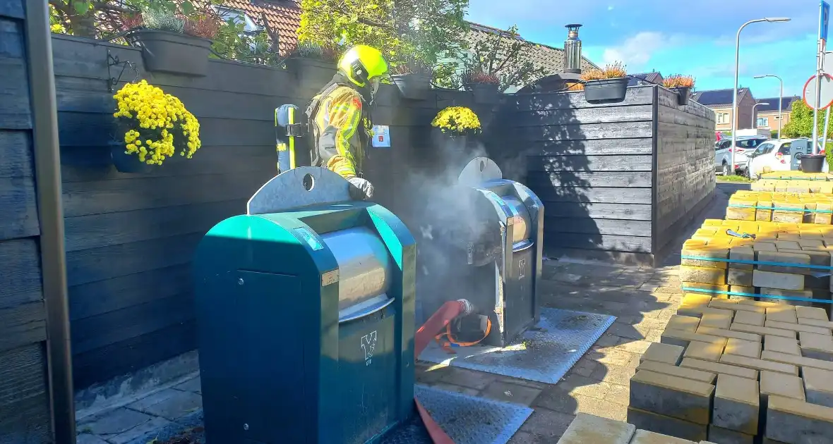 Brandweer laat ondergrondse container vollopen met water om brand te doven - Foto 5