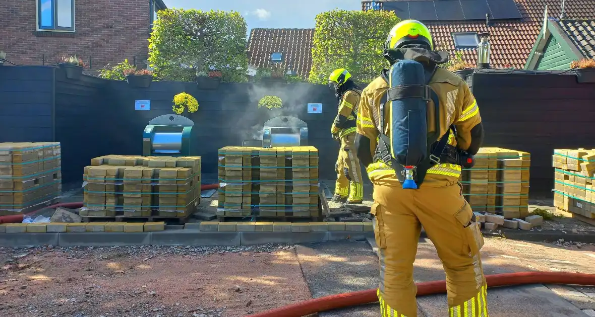 Brandweer laat ondergrondse container vollopen met water om brand te doven - Foto 7