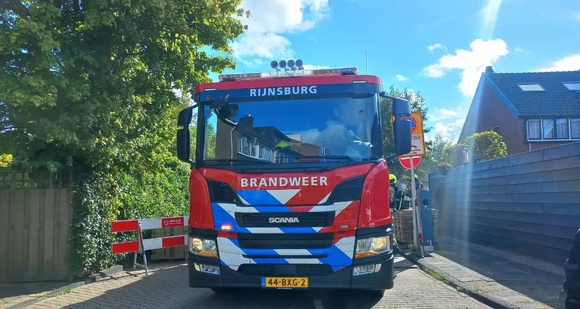 Brandweer laat ondergrondse container vollopen met water om brand te doven - Foto 8