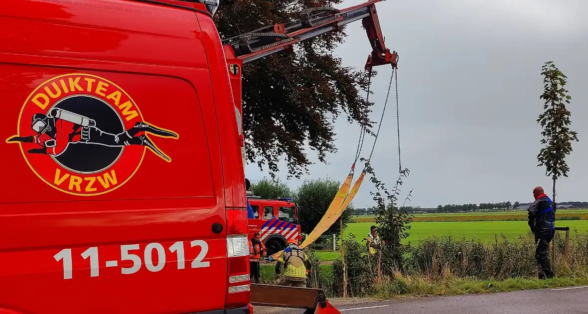 Brandweer haalt met man en macht koppig paard uit sloot - Foto 3