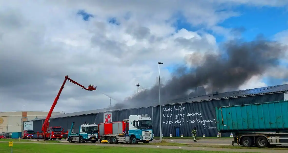 Forse rookontwikkeling bij grote brand in havengebied