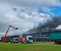 Forse rookontwikkeling bij grote brand in havengebied