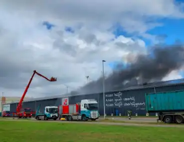 Forse rookontwikkeling bij grote brand in havengebied