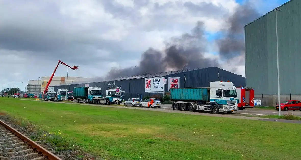 Forse rookontwikkeling bij grote brand in havengebied - Foto 1