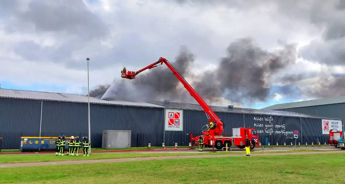 Forse rookontwikkeling bij grote brand in havengebied - Foto 2