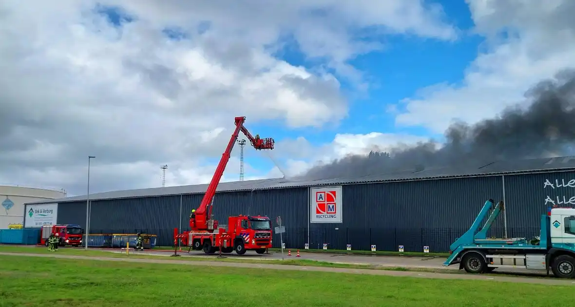 Forse rookontwikkeling bij grote brand in havengebied - Foto 3