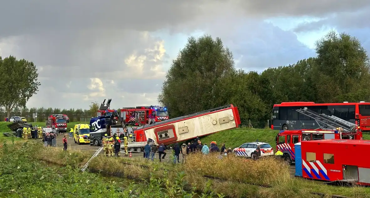 Lijnbus van dijk gekanteld tijdens landelijke brandweer wedstrijd