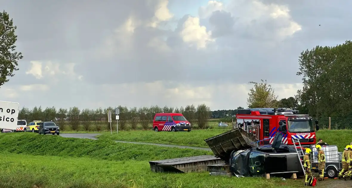 Lijnbus van dijk gekanteld tijdens landelijke brandweer wedstrijd - Foto 1