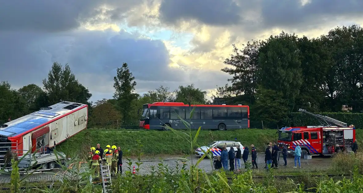 Lijnbus van dijk gekanteld tijdens landelijke brandweer wedstrijd - Foto 2