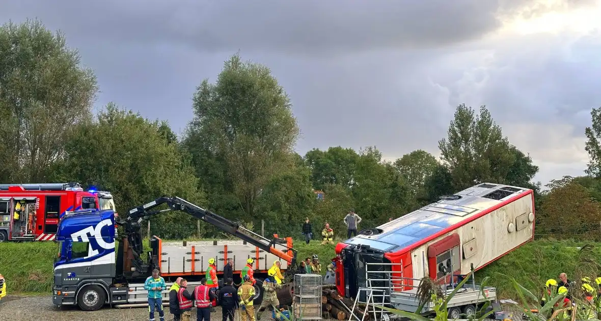 Lijnbus van dijk gekanteld tijdens landelijke brandweer wedstrijd - Foto 3