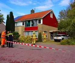 Automobilist rijdt tegen garage muur