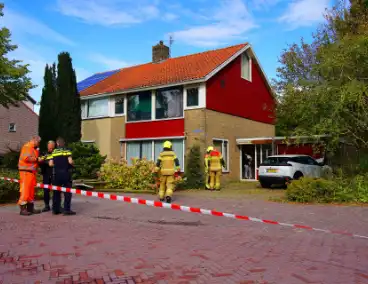 Automobilist rijdt tegen garage muur