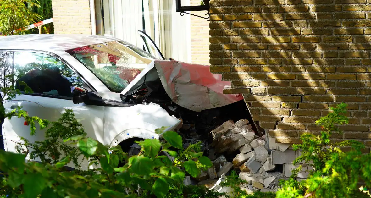 Automobilist rijdt tegen garage muur - Foto 2