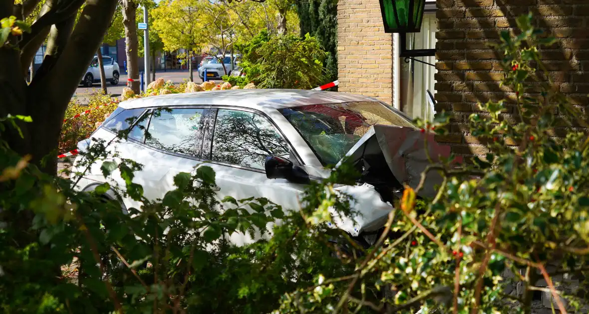 Automobilist rijdt tegen garage muur - Foto 3