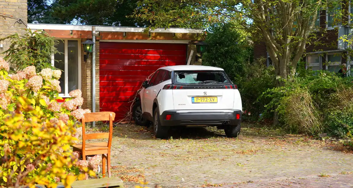 Automobilist rijdt tegen garage muur - Foto 5