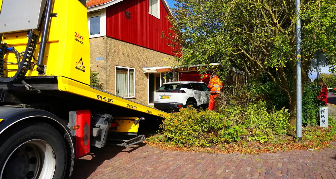 Automobilist rijdt tegen garage muur - Foto 6