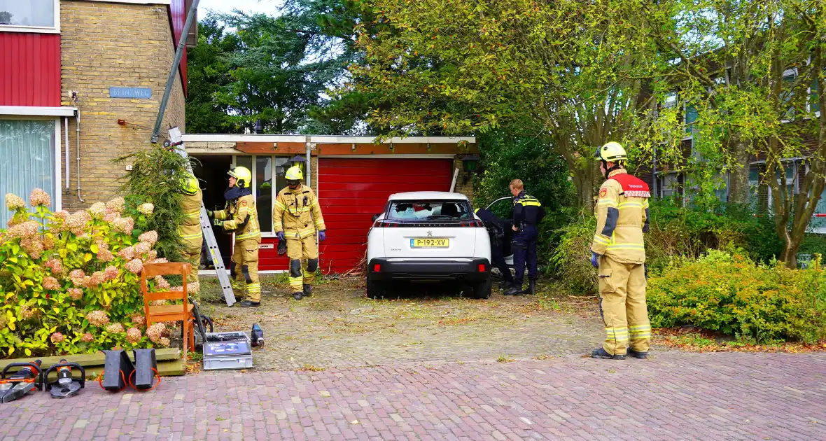 Automobilist rijdt tegen garage muur - Foto 8