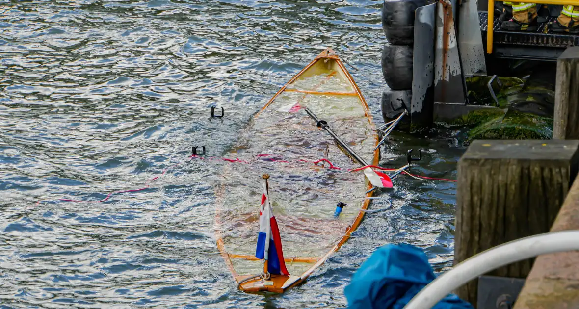 Watertaxi haalt te water geraakte personen uit water