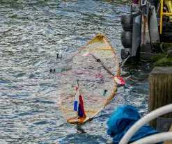 Watertaxi haalt te water geraakte personen uit water