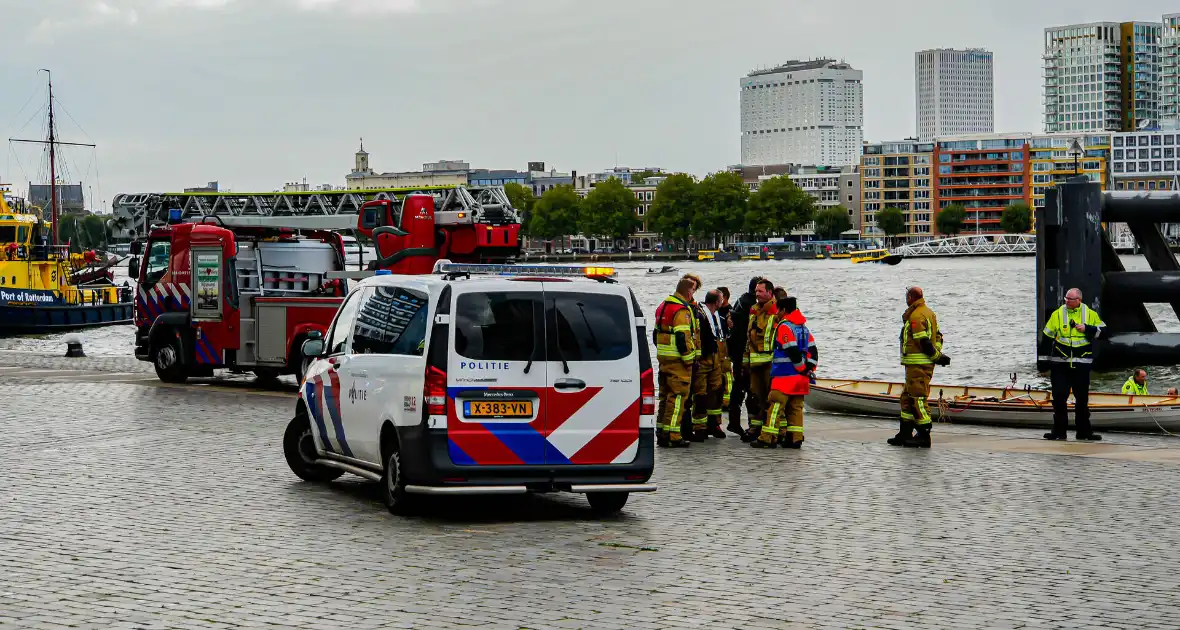 Watertaxi haalt te water geraakte personen uit water - Foto 1