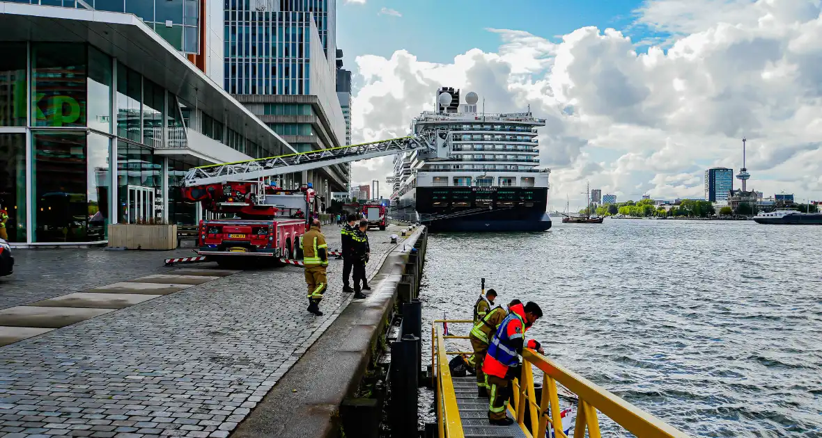 Watertaxi haalt te water geraakte personen uit water - Foto 10