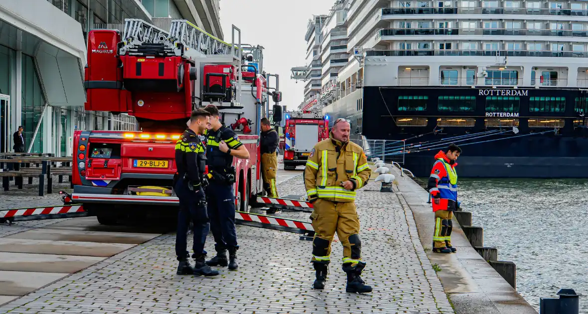 Watertaxi haalt te water geraakte personen uit water - Foto 11