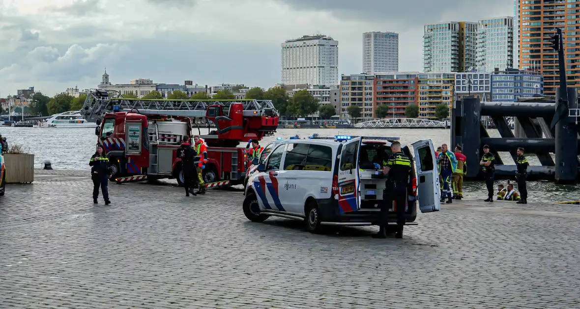 Watertaxi haalt te water geraakte personen uit water - Foto 13