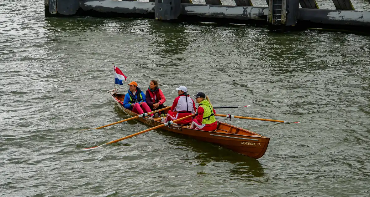 Watertaxi haalt te water geraakte personen uit water - Foto 3