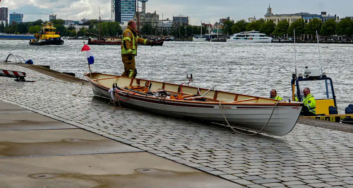 Watertaxi haalt te water geraakte personen uit water - Foto 4