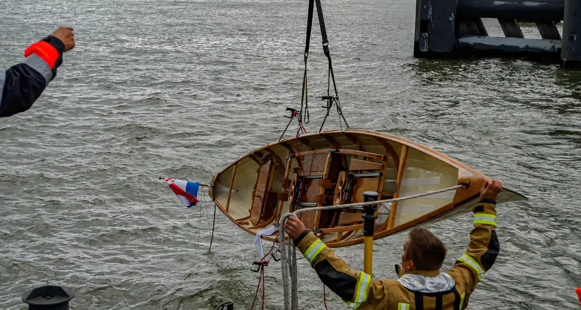 Watertaxi haalt te water geraakte personen uit water - Foto 6