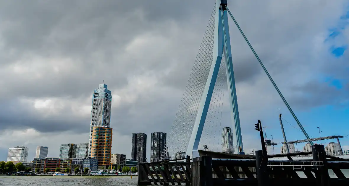 Watertaxi haalt te water geraakte personen uit water - Foto 7