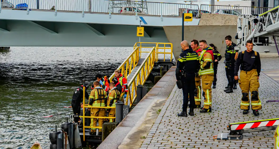 Watertaxi haalt te water geraakte personen uit water - Foto 8