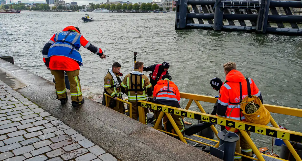 Watertaxi haalt te water geraakte personen uit water - Foto 9