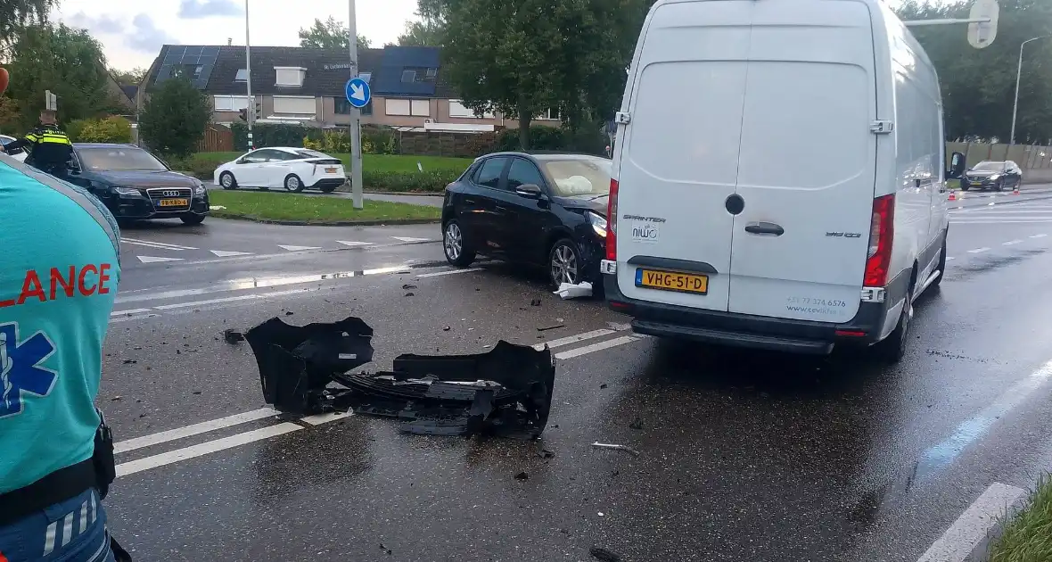 Schades na botsing tussen bezorger en automobilist