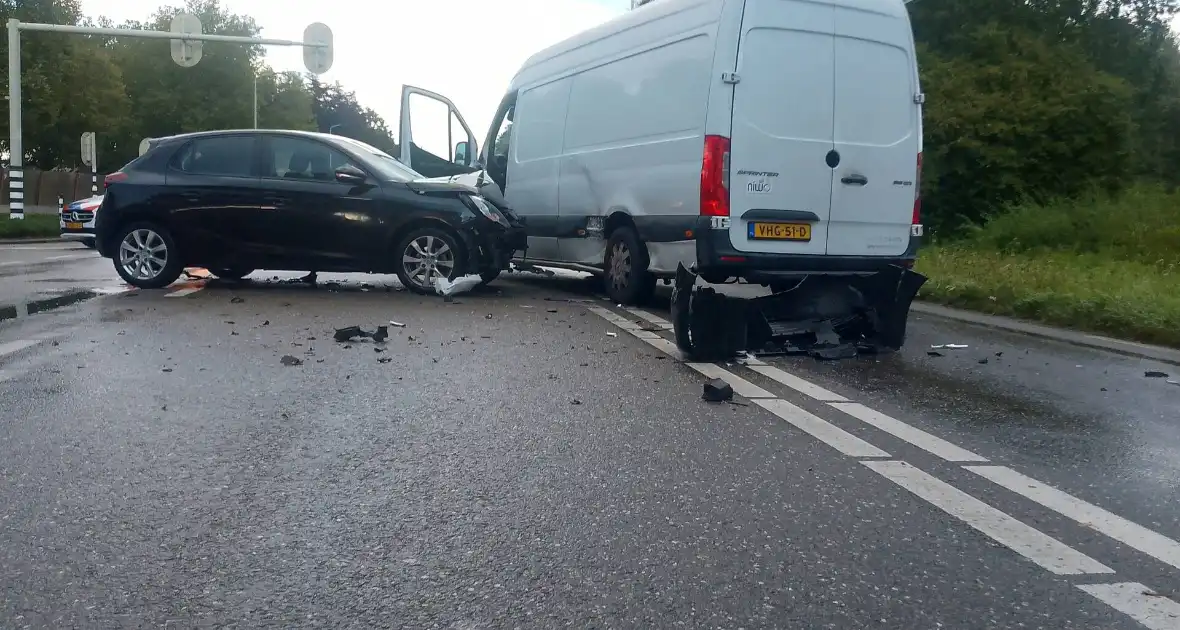 Schades na botsing tussen bezorger en automobilist - Foto 1