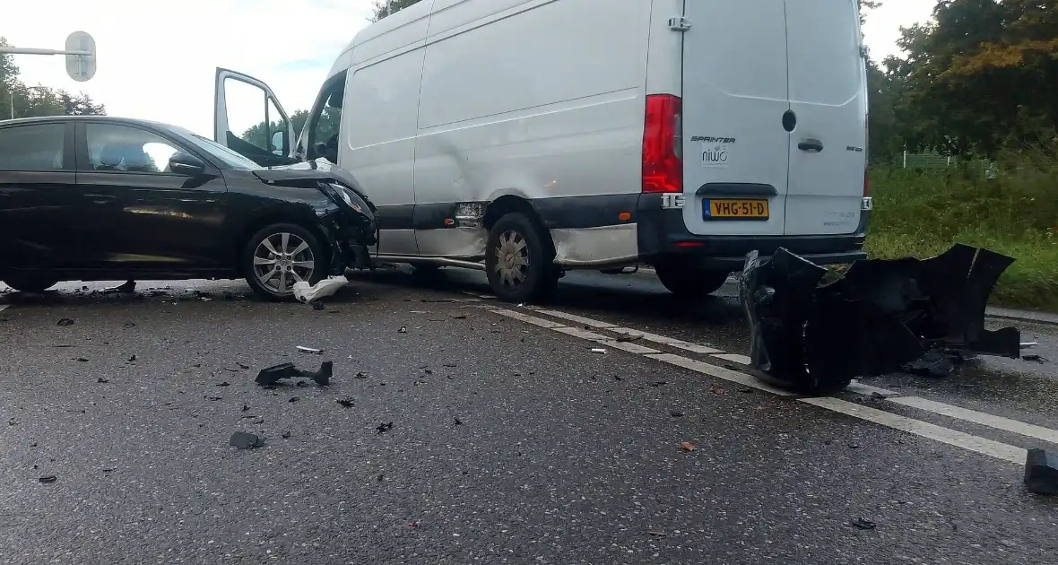 Schades na botsing tussen bezorger en automobilist - Foto 2