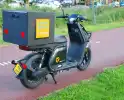 Bezorger op scooter en fietser in botsing