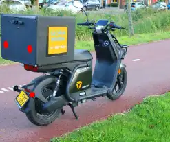 Bezorger op scooter en fietser in botsing