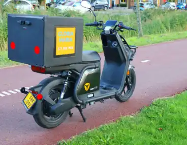 Bezorger op scooter en fietser in botsing